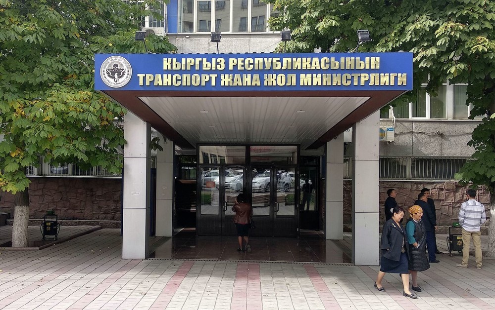 В Араванском районе Ошской области ведутся работы по расширению и укладке асфальта на ключевых автодорогах