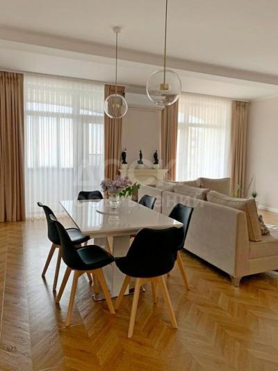 Продаю 4-комнатную квартиру, 135кв. м., этаж - 3/3, Ата-Тюрк.