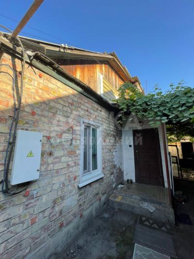 Продаю дом 5-ком. 111кв. м., этаж-2, 4-сот., стена кирпич, Тоголока Молдо / Васильева.