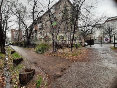 Продаю 3-комнатную квартиру, 54кв. м., этаж - 1/5, золотой квадрат.