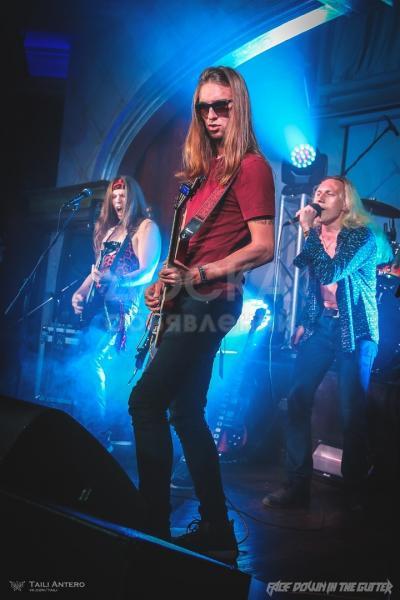 Обучаю игре на акустической и электрогитаре