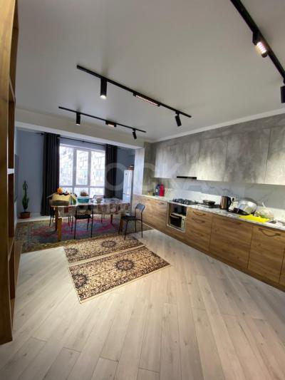 Продаю 2-комнатную квартиру, 70кв. м., этаж - 7/10, 12 мкр.