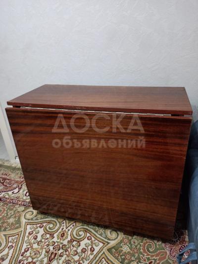 Продаю полированный стол-книжку.