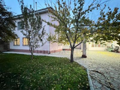 Продаю дом 7-ком. 200кв. м., этаж-2, 10-сот., стена кирпич, р-он Таатан.