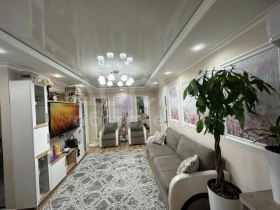 Продаю 1-комнатную квартиру, 61кв. м., этаж - 1/4, Военторг.