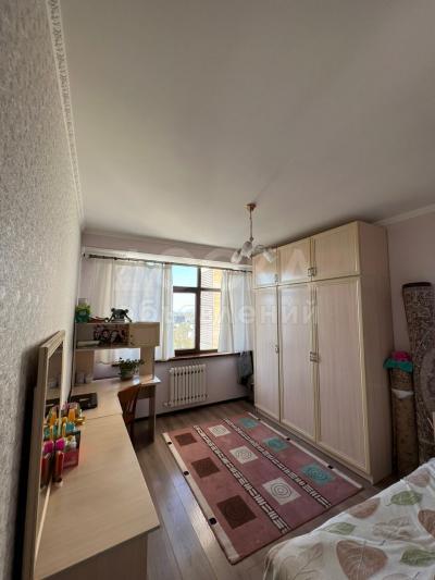 Продаю 4-комнатную квартиру, 116,5 кв.мкв. м., этаж - 9/10, Абая 40.