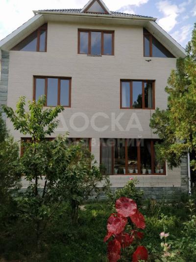 Продаю дом 7-ком. 320кв. м., этаж-3, 6-сот., стена кирпич, ОРТО-САЙ.