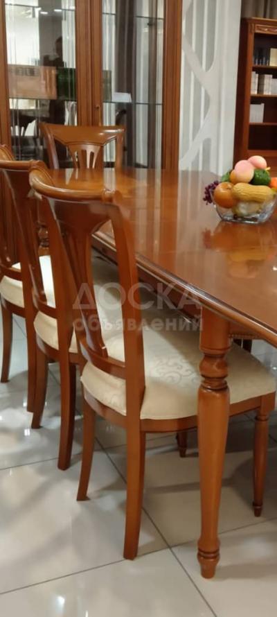 Продаю новую итальянскую мебель, стол, 8 стульев и витрина