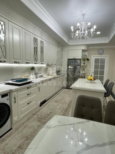 Продаю 4-комнатную квартиру, 175кв. м., этаж - 2/10, старый аэропорт.