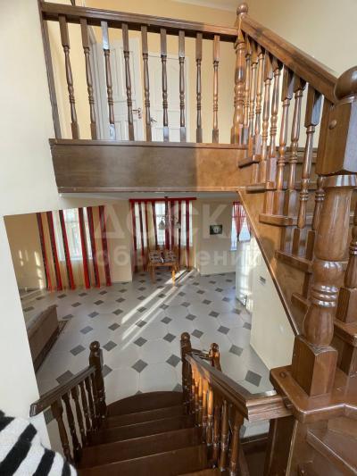 Продаю коттедж 5-ком. 200кв. м., этаж-3, 3-сот., стена кирпич, ЦО Кейсар.