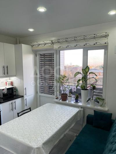 Продаю 1-комнатную квартиру, 48кв. м., этаж - 2/9, Кок Жар мкр.