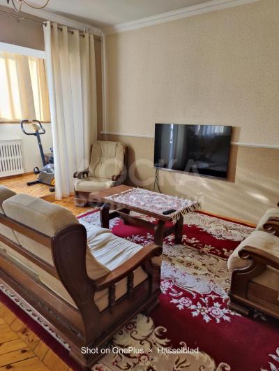 Продаю 3-комнатную квартиру, 70кв. м., этаж - 6/7, Манаса/Ажыбек Баатыра (район Ак Кеме, старый аэропорт).