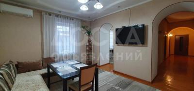 Продаю дом 8-ком. 320кв. м., этаж-2, 4.7-сот., стена кирпич, Токтоналиева-Жаманбаева.