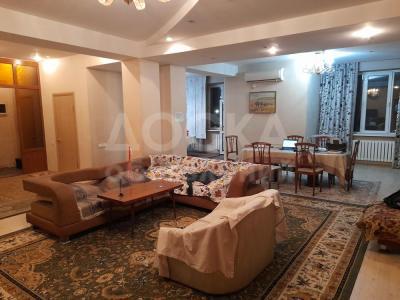 Продаю 4-комнатную квартиру, 200кв. м., этаж - 3/9, Байтик батыра 17/2 Медерова.