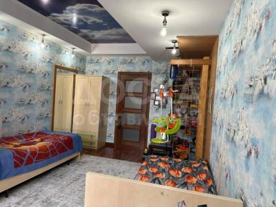 Продаю 4-комнатную квартиру, 220кв. м., этаж - 4/9, Жд Вокзал.