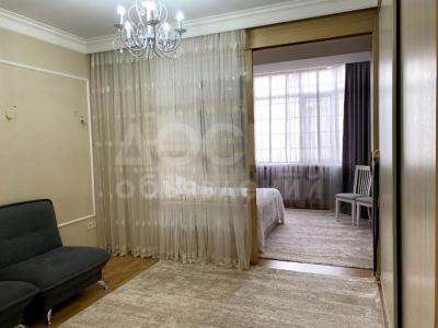 Продаю 2-комнатную квартиру, 70кв. м., этаж - 4/9, 4 мкр, по ул. Каралаева.