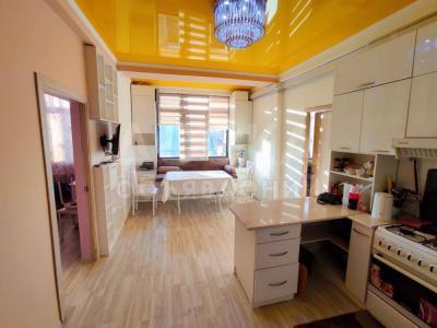 Продаю 2-комнатную квартиру, 47кв. м., этаж - 2/3, айни/шота руставели.