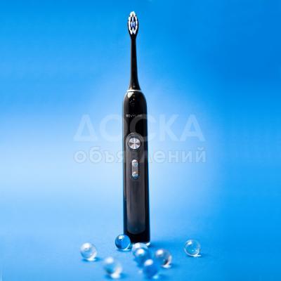 Черная звуковая щетка Revyline RL 010 с 5 режимами и 3 насадками