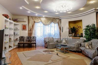 Продаю 4-комнатную квартиру, 200кв. м., этаж - 4/6, Токтогула Исанова ..