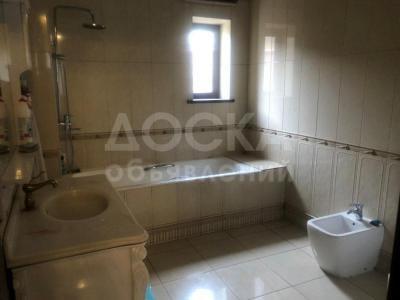 Продаю дом 8-ком. 439,3кв. м., этаж-2, 8-сот., стена кирпич, ул.Осипенко,70.