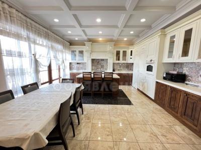 Продаю 4-комнатную квартиру, 206кв. м., этаж - 8/9, Магистраль.