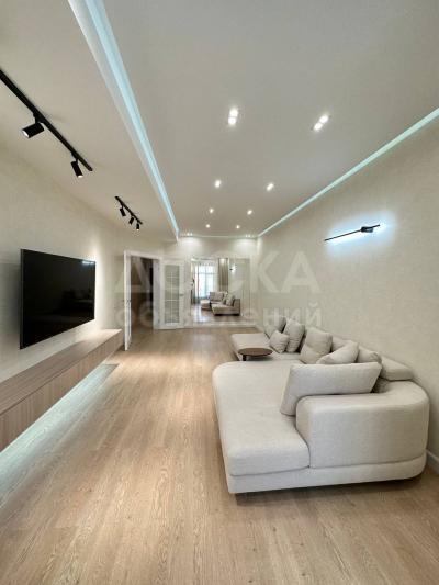 Продаю 4-комнатную квартиру, 135кв. м., этаж - 8/12, Тыныстанова/Московская.