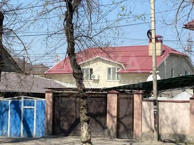 Продаю дом 7-ком. 226кв. м., этаж-2, 4.2-сот., стена кирпич, Медерова Бектенова .