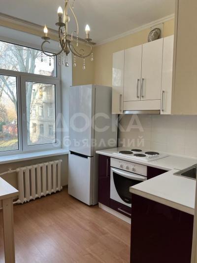 Продаю 2-комнатную квартиру, 60кв. м., этаж - 2/3,  ЦУМ.