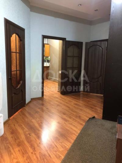 Продаю 2-комнатную квартиру, 70кв. м., этаж - 7/9, Панфилова\Боконбаева.