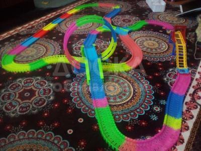 трек с 2 машинками на батарейках интерактивный конструктор