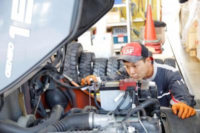 Ремонт кары (вилочных погрузчиков).

Hаличие запacных частей, выездной сервис