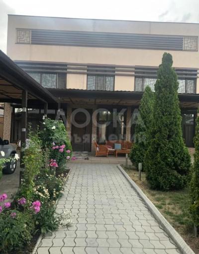 Продаю дом 7-ком. 320кв. м., этаж-2, 5-сот., стена кирпич, по улице Дзержинского/ Баялинова.