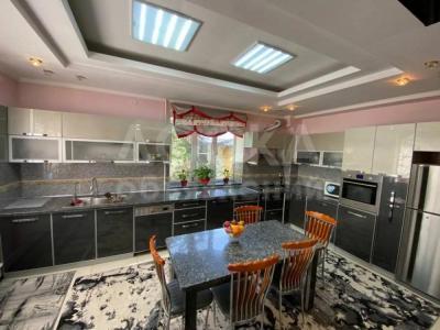 Продаю дом 8-ком. 274кв. м., этаж-2, 13-сот., стена кирпич, 7 апреля Магистраль.