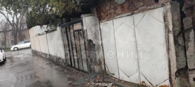 Продаю дом 3-ком. 100кв. м., этаж-1, 5-сот., стена кирпич, в районе авторынка Кудайберген по улице Волковой 202.