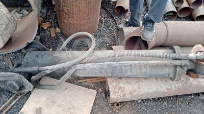 Цилиндр подъёма кузова от грузовика самосвала hyundai двадцатипятитонного.