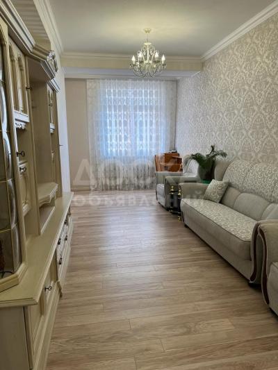 Продаю 3-комнатную квартиру, 200кв. м., этаж - 6/9, 8 микрорайон.