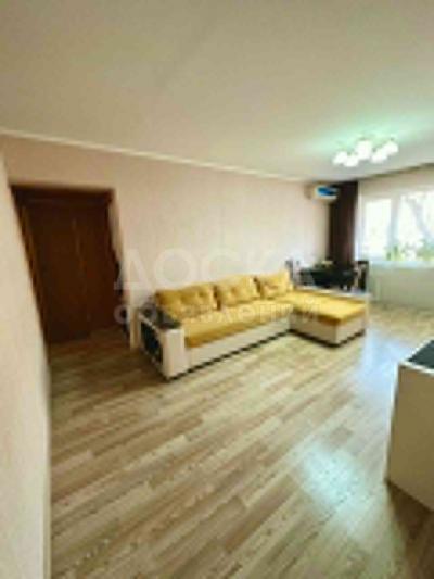 Продаю 3-комнатную квартиру, 58кв. м., этаж - 1/4, 10 мкрн.