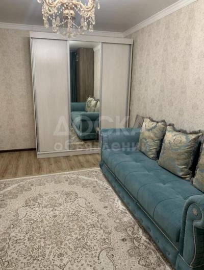 Продаю 1-комнатную квартиру, 43кв. м., этаж - 1/5, Юг-2.