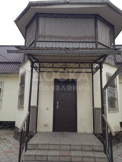 Продаю дом 7-ком. 200кв. м., этаж-2, 5.7-сот., стена кирпич, р-он Таатан (Городская часть).