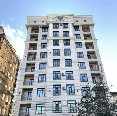 Продаю 1-комнатную квартиру, 52кв. м., этаж - 4/9, тихий центр.