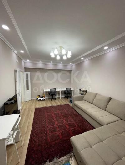 Продаю 2-комнатную квартиру, 65кв. м., этаж - 4/12, тихий центр.