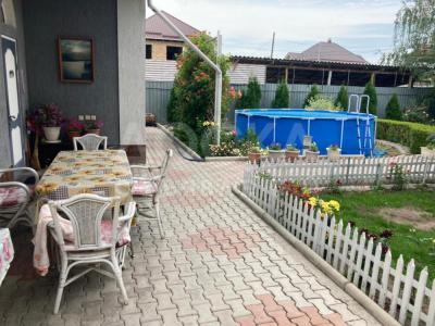 Продаю дом 5-ком. 230кв. м., этаж-2, 8-сот., стена кирпич, Киргизия 1.