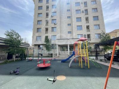 Продаю 3-комнатную квартиру, 132кв. м., этаж - 1/9, Киргизия й .