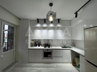 Продаю 3-комнатную квартиру, 98кв. м., этаж - 1/9, Юж Магистраль\Токтоналиева.