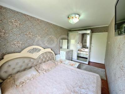 Продаю 3-комнатную квартиру, 58кв. м., этаж - 5/5, тихий центр.