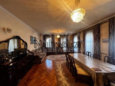 Продаю дом 8-ком. 300кв. м., этаж-1, 19-сот., стена кирпич, с. Лебединовка.