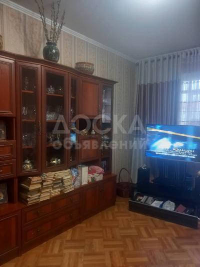 Продаю 3-комнатную квартиру, 63кв. м., этаж - 8/9, мкр Асанбай.