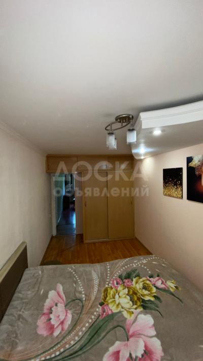 Продаю 4-комнатную квартиру, 73кв. м., этаж - 1/4, 6 микрорайон по старой дороге.