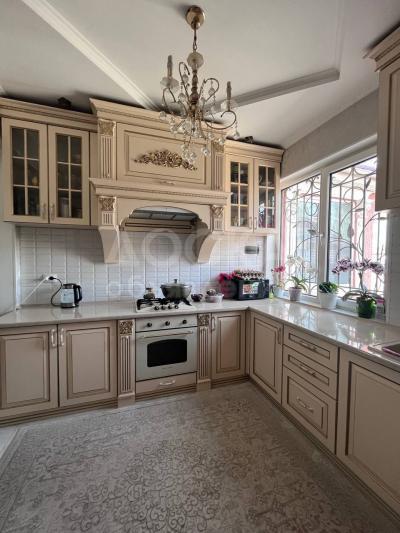 Продаю дом 5-ком. 303кв. м., этаж-2, 14-сот., стена кирпич, ж\м арча бешик баха.