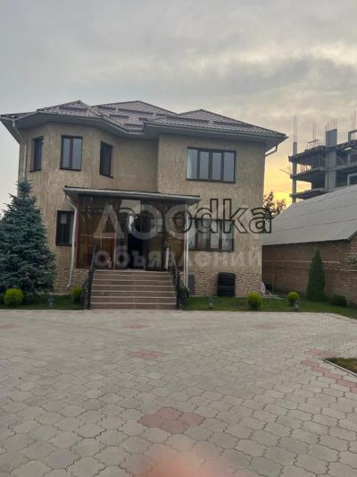 Продаю дом 7-ком. 250кв. м., этаж-3, 8-сот., стена кирпич, Южная Магистраль/Баха.